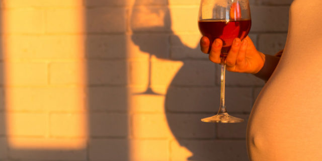 "L'alcol in gravidanza aumenta il rischio di alcolismo nel nascituro" "L'alcol in gravidanza aumenta il rischio di alcolismo nel nascituro"