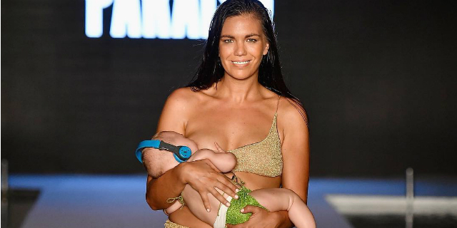 La modella allatta in passerella, polemica sui social La modella allatta in passerella, polemica sui social
