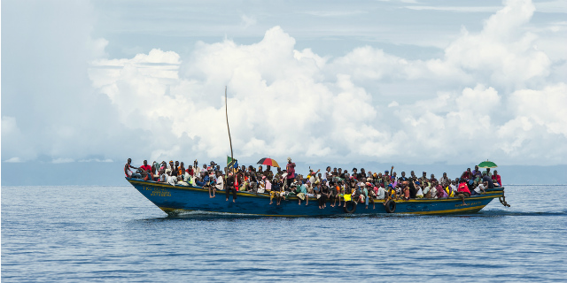 "La scelta impossibile di chi mette i figli in mare merita empatia, non odio" "La scelta impossibile di chi mette i figli in mare merita empatia, non odio"