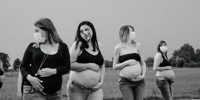 Diventare mamme al tempo del Covid-19: 13 donne unite tra paura e gioia Diventare mamme al tempo del Covid-19: 13 donne unite tra paura e gioia