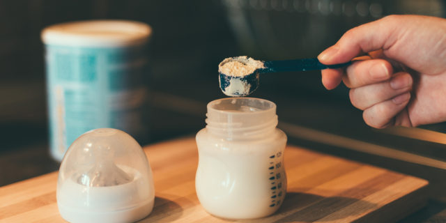 Biberon e microplastiche: cosa fare per ridurre il rischio contaminazione Biberon e microplastiche: cosa fare per ridurre il rischio contaminazione