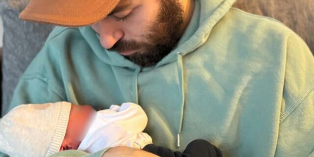 Il leader dei Pinguini Tattici Nucleari Riccardo Zanotti è diventato papà: l’annuncio social